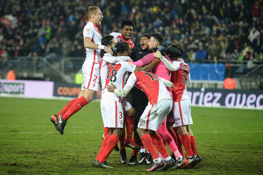 Para pemain Monaco meluapkan kegembiraan mereka.