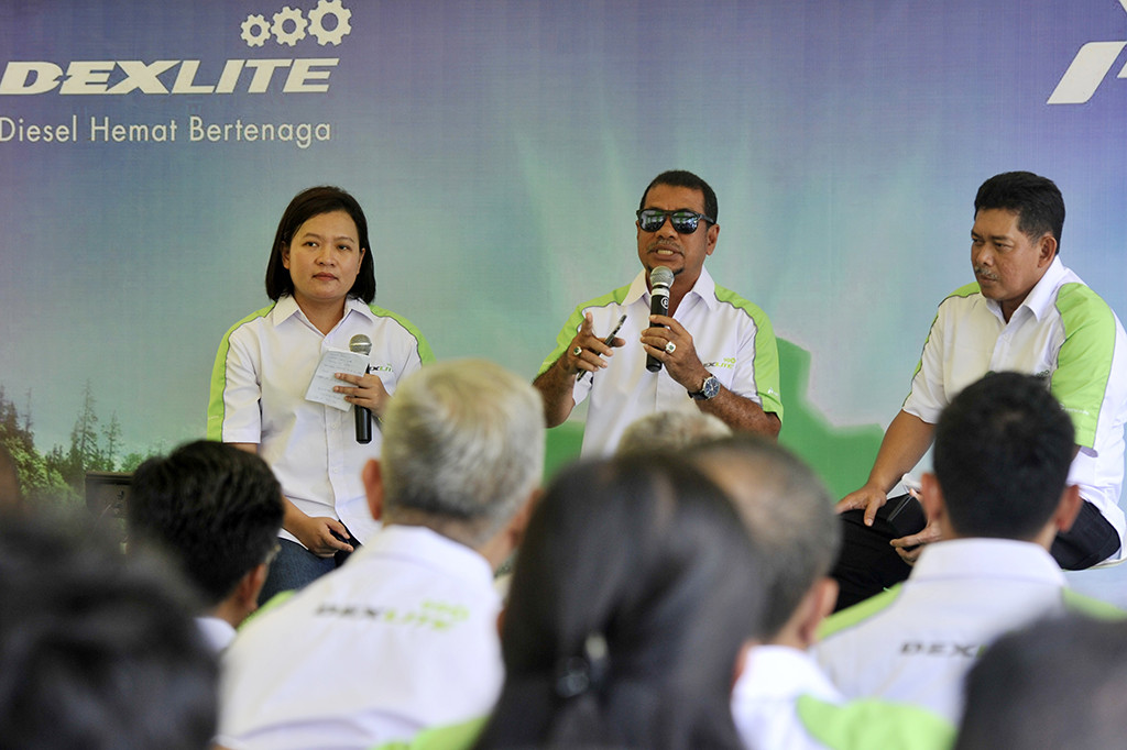 General Manager Pertamina Marketing Operation Region VII Sulawesi, Tengku Badarsyah (tengah) didampingi Retail Fuel Marketing Manager Pertamina Region VII Tata Pandaya (kanan), dan Officer Communication and Relation Sulawesi, Alicia (kiri) saat peluncuran Dexlite di Makassar, Sulawesi Selatan.