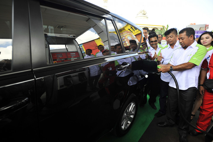 General Manager Pertamina Marketing Operation Region VII Sulawesi, Tengku Badarsyah (kanan) melakukan pengisian BBM Dexlite pada peluncuran Dexlite di Makassar, Sulawesi Selatan.