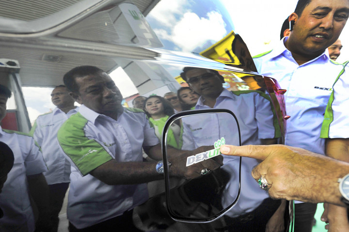General Manager Pertamina Marketing Operation Region VII Sulawesi, Tengku Badarsyah (kiri) memasang stiker di salah satu kendaraan pada peluncuran Dexlite di Makassar, Sulawesi Selatan.