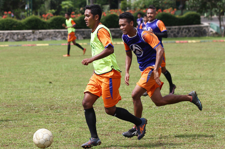 Sejumlah pesepakbola Persema Malang kembali berlatih di lapangan Yonkes II, Malang, Jawa Timur.