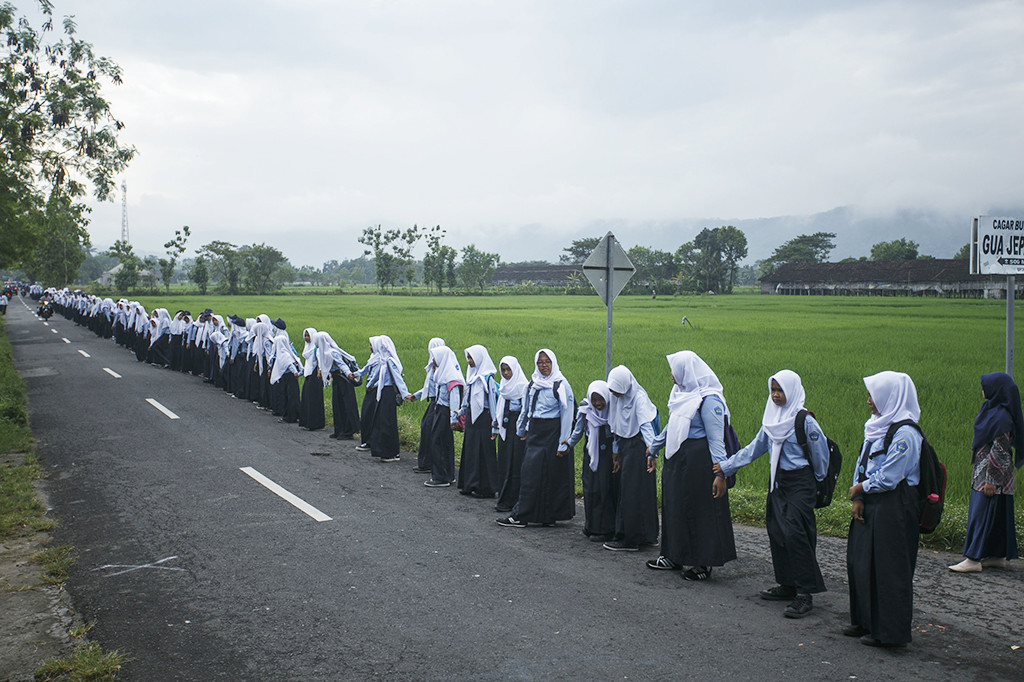 Sejumlah anak bergandengan tangan mendeklarasikan anti kekerasan terhadap anak di Desa Tegalrejo, Berbah, Sleman, DI Yogyakarta.