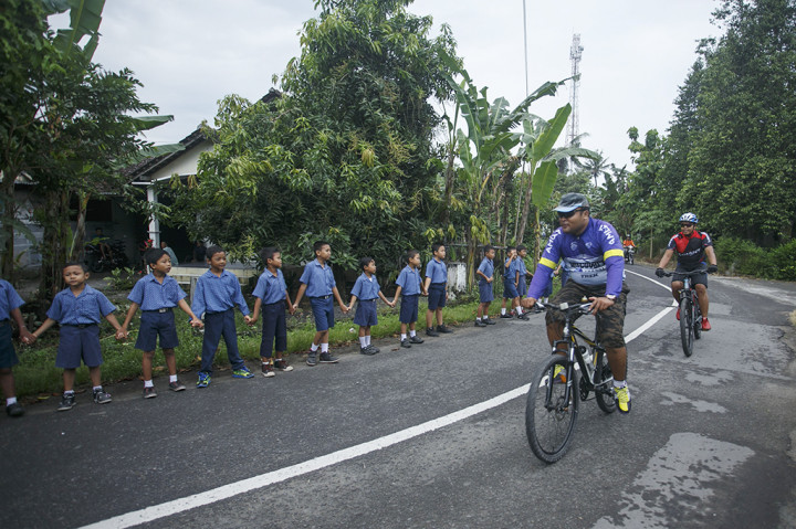 Sejumlah anak bergandengan tangan mendeklarasikan anti kekerasan terhadap anak di Desa Tegalrejo, Berbah, Sleman, DI Yogyakarta.