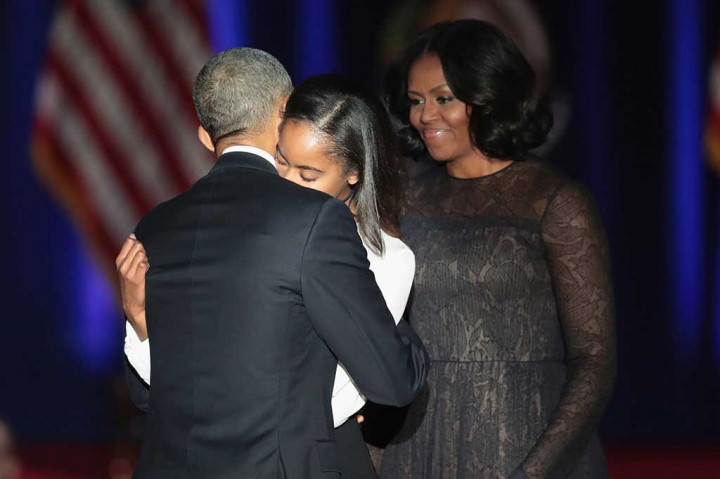 Obama memeluh anak dan istrinya Michelle.