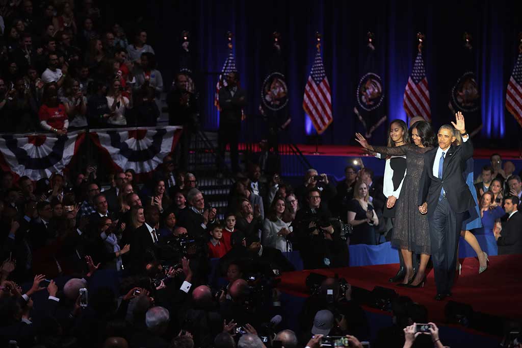 Obama dan Michelle melambaikan tangan kepada audien yang hadir.