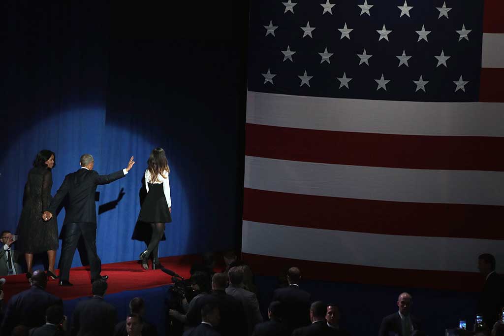 Obama, Michelle, dan Malia meninggalkan panggung.