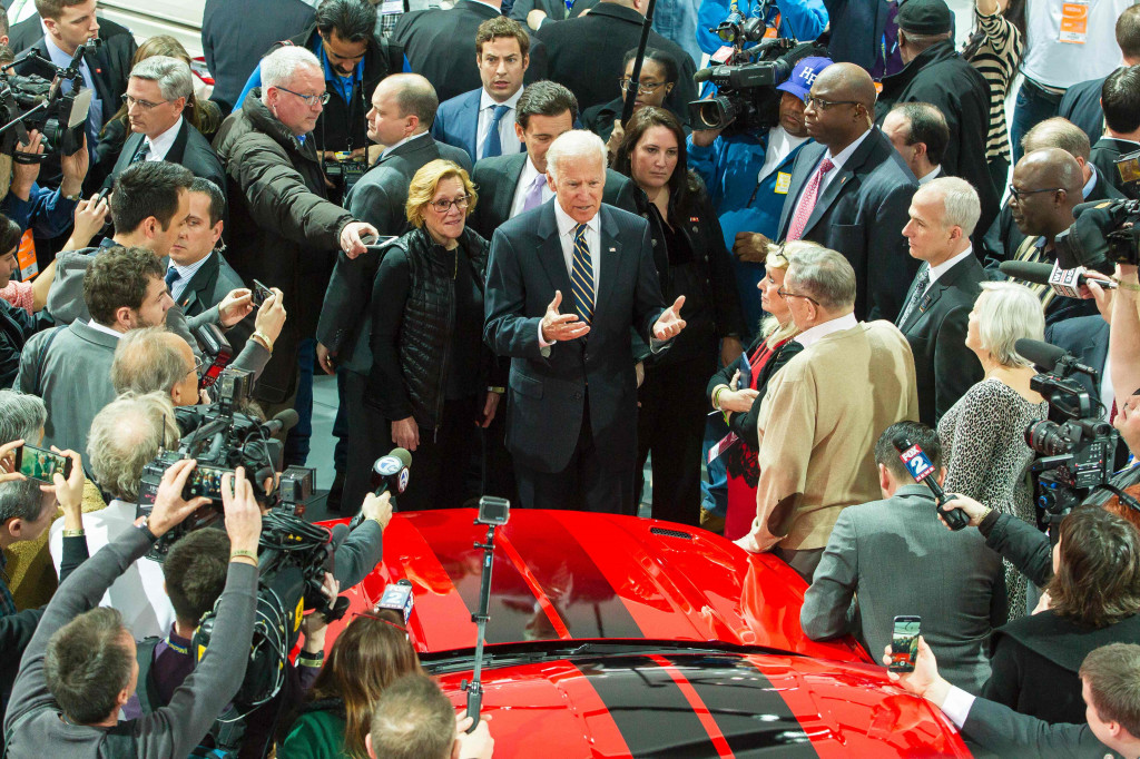Wapres Joe Biden menyampaikan keterangan pers di booth Ford. Kecenderungan Donald Trump yang protektif, membawa optimisme baru kepada industri otomotif AS. AFP Photo/Geoff Robins
