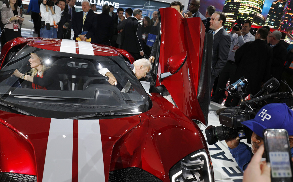 Wapres Joe Biden keluar dari kabin Ford GT. Nama resmi pameran otomotif terpenting di AS ini adalah 2017 North American International Auto Show (NAIAS). Bill Pugliano/Getty Images/AFP