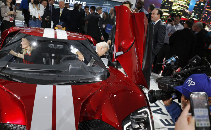 Wapres Joe Biden keluar dari kabin Ford GT. Nama resmi pameran otomotif terpenting di AS ini adalah 2017 North American International Auto Show (NAIAS). Bill Pugliano/Getty Images/AFP