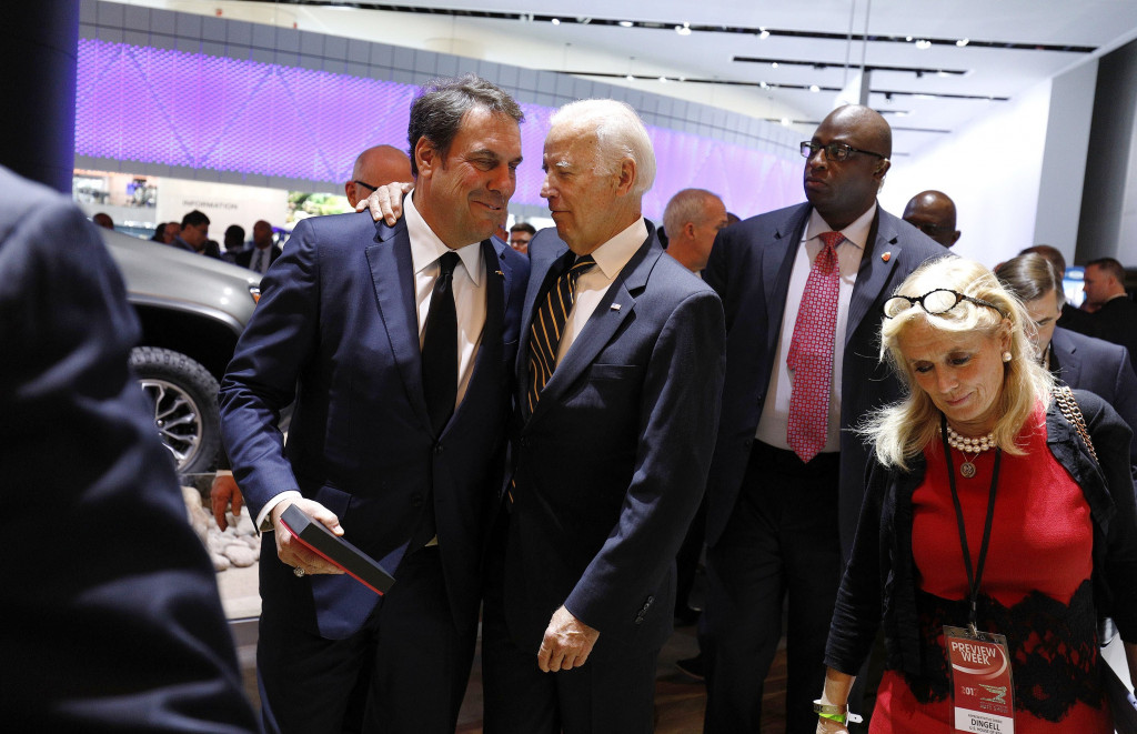 Wapres Joe Biden bercanda dengan Vice Presiden General Motor Mark Reuss. Pada periode pertama Obama-Biden, membuat kebijakan bailout terhadap industi otomotif AS yang terpukul oleh krisis ekonomi global. Bill Pugliano/Getty Images/AFP