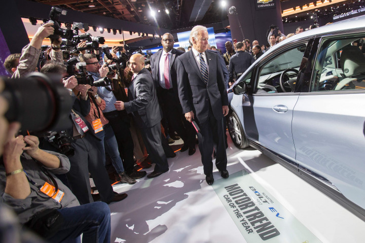 Wapres Joe Biden memuji mobil listrik Chevrolet Bolt yang meraih gelar sebagai North America Car of The Year.  AFP Photo / Geoff Robins