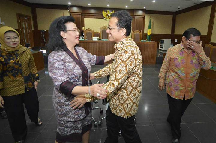 Mantan Ketua DPD Irman Gusman (kedua kanan) menyambut Wakil Ketua DPD GKR Hemas (kedua kiri) seusai sidang lanjutan perkara dugaan suap impor gula di Pengadilan Tipikor, Jakarta, Rabu (11/1). 
