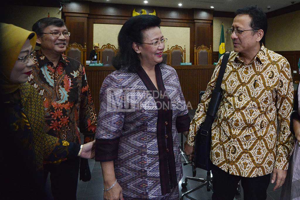 Irman Gusman berbincang dengan GKR Hemas.