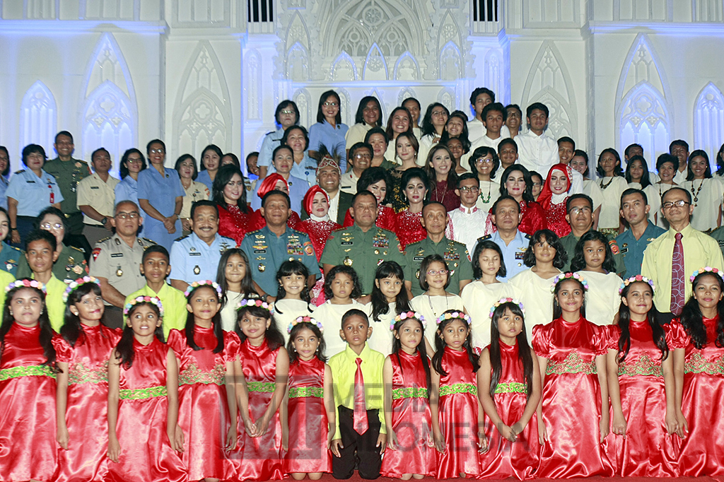 Perayaan Natal tersebut diikuti 3.000 prajurit dan PNS TNI dari lingkungan Mabes TNI dan mengangkat tema 'Jadikan Peringatan Natal 2016 sebagai Sarana Meningkatkan Kualitas Keimanan dan Ketakwaan yang Melandasi Pengabdian Untuk Mewujudkan Prajurit TNI Hebat, Profesional dan Siap Mewujudkan Indonesia yang Berdaulat, Mandiri dan Berkepribadian'.