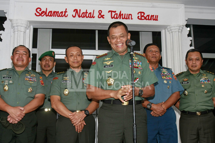 Panglima TNI Jenderal TNI Gatot Nurmantyo (tengah) didampingi Kepala Staf TNI Angkatan Darat (KSAD) Jenderal TNI Mulyono (tiga kiri) dan Perwira Tinggi TNI usai menghadiri perayaan Natal bersama anggota TNI di GOR Ahmad Yani, Mabes TNI Cilangkap, Jakarta Timur.
