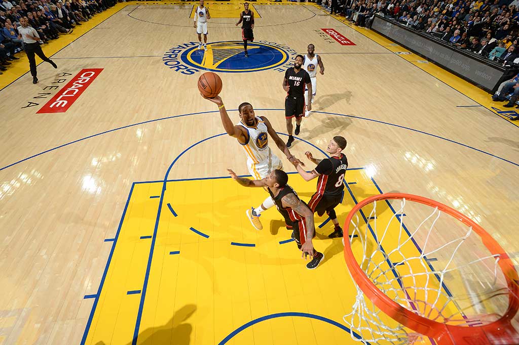 Sementara itu Kevin Durant menambahkan 28 poin dan 8 assist.