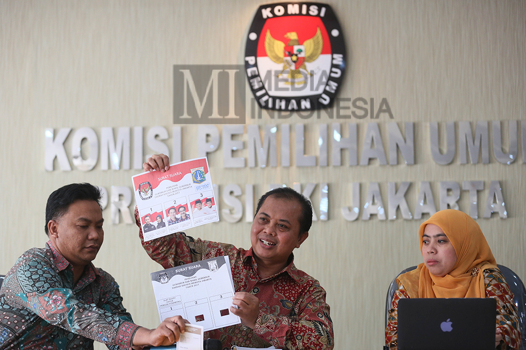 Ketua KPU DKI Jakarta Sumarno (tengah) bersama Komisioner Betty Epsilon (kanan) dan Komisioner Muhammad Fadlillah menunjukkan contoh surat suara Pemilihan Gubernur dan Wakil Gubernur DKI Jakarta.