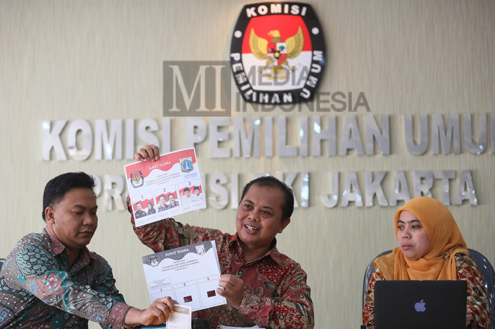 Ketua KPU DKI Jakarta Sumarno (tengah) bersama Komisioner Betty Epsilon (kanan) dan Komisioner Muhammad Fadlillah menunjukkan contoh surat suara Pemilihan Gubernur dan Wakil Gubernur DKI Jakarta.