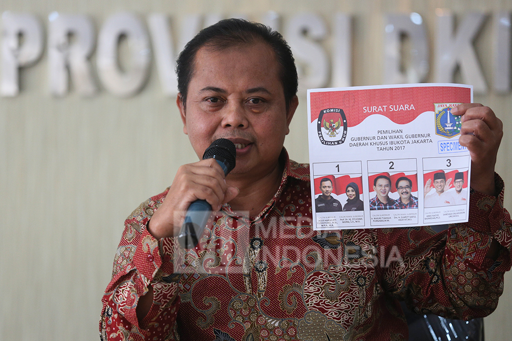 Ketua KPU DKI Jakarta Sumarno menunjukkan contoh surat suara Pemilihan Gubernur dan Wakil Gubernur DKI Jakarta.