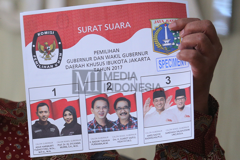 Ketua KPU DKI Jakarta Sumarno menunjukkan contoh surat suara Pemilihan Gubernur dan Wakil Gubernur DKI Jakarta.