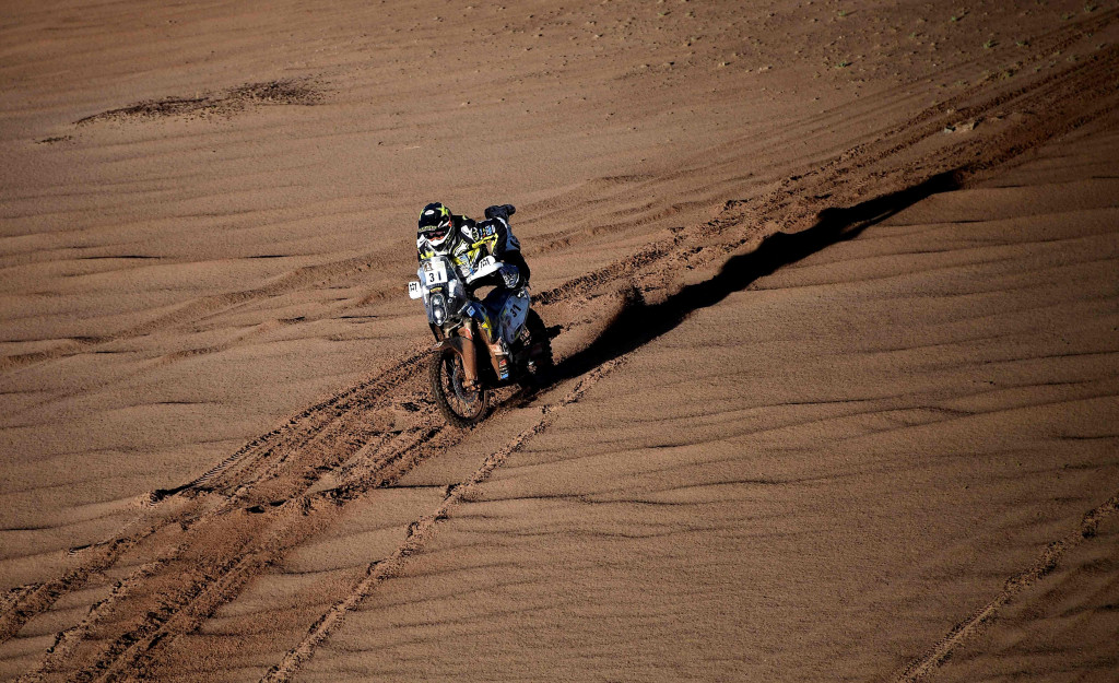 Alexandre Renet (Prancis) meluruskan kakinya ke sadel belakang sambil terus memacu Husqvarna tunggangannya.