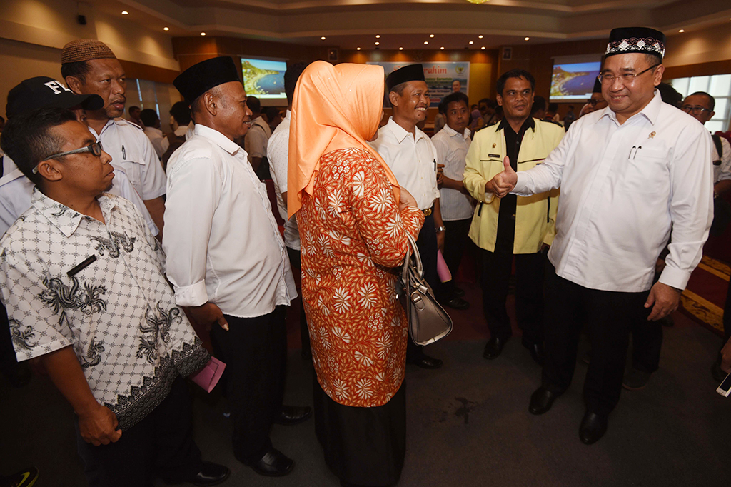 Menteri Desa, Pembangunan Daerah Tertinggal dan Transmigrasi Eko Putro Sandjojo berbincang dengan anggota Asosiasi Pemerintah Desa Seluruh Indonesia (APDESI) Gorontalo dalam acara silaturahmi di Gorontalo.