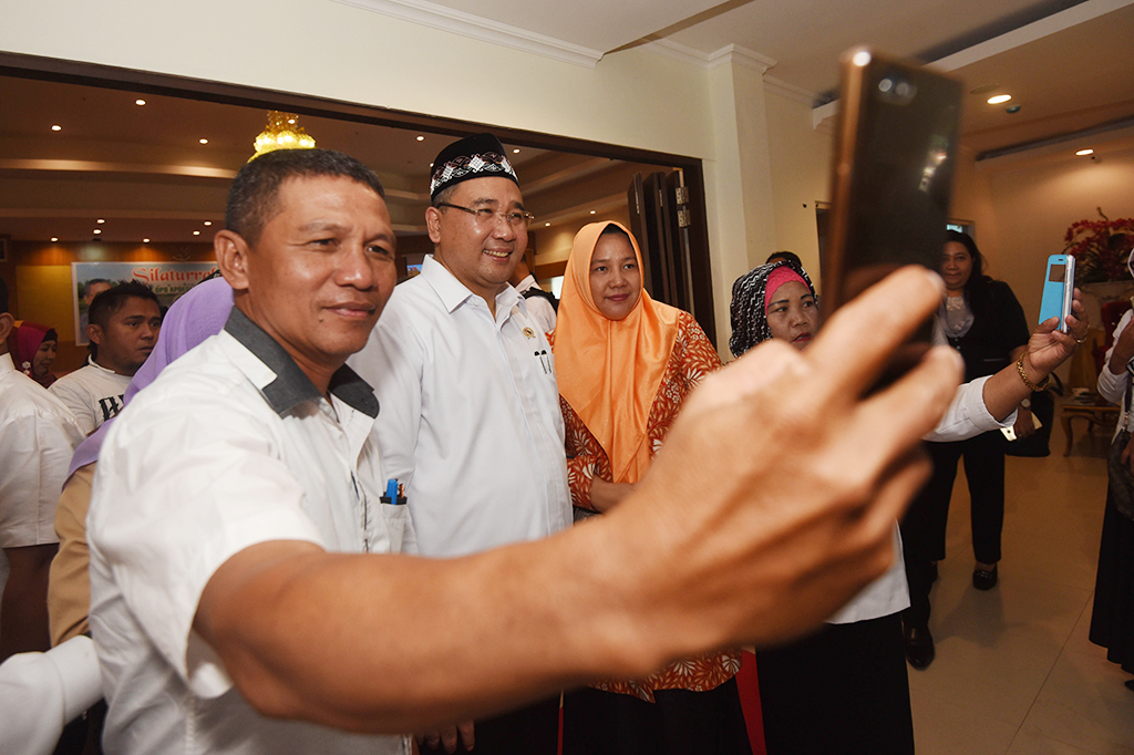 Menteri Desa, Pembangunan Daerah Tertinggal dan Transmigrasi Eko Putro Sandjojo berswafoto dengan anggota Asosiasi Pemerintah Desa Seluruh Indonesia (APDESI) Gorontalo dalam acara silaturahmi di Gorontalo.