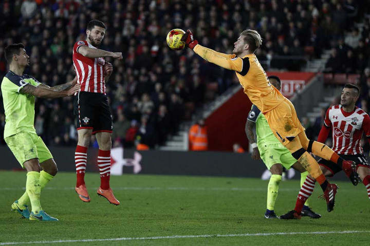 Penjaga gawang Liverpool Loris Carius menepis bola yang mengancam gawangnya. AFP