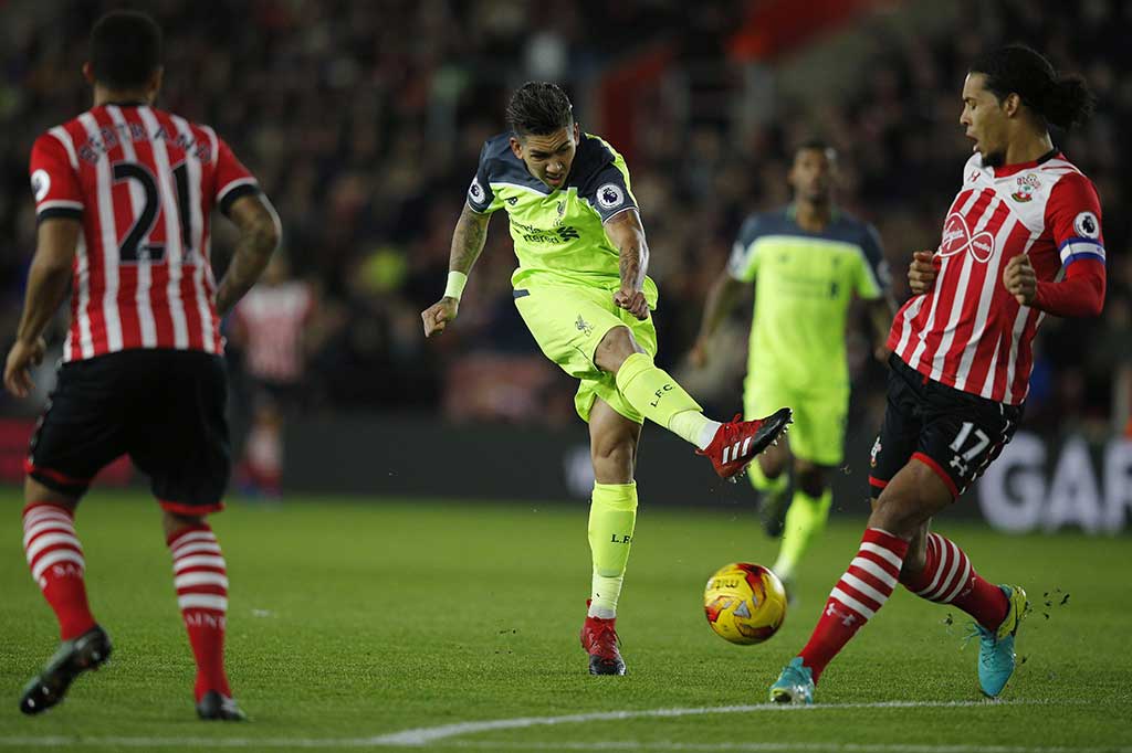 Liverpool memiliki peluang mencetak gol, namun tendangan keras Roberto Firmino dihadang pemain belakang Southampton Virgil van Dijk. AFP