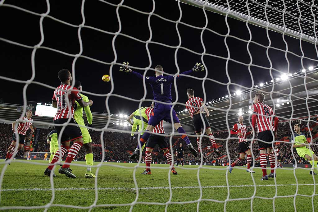 Kiper Soton Fraser Forster mengamankan gawangnya dari serbuan para pemain The Red. AFP