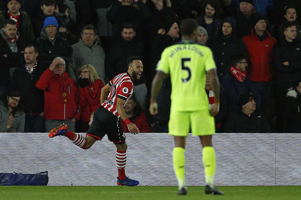 Tuan rumah akhirnya mampu memecah kebuntuan pada menit ke-20 lewat Nathan Redmond. AFP