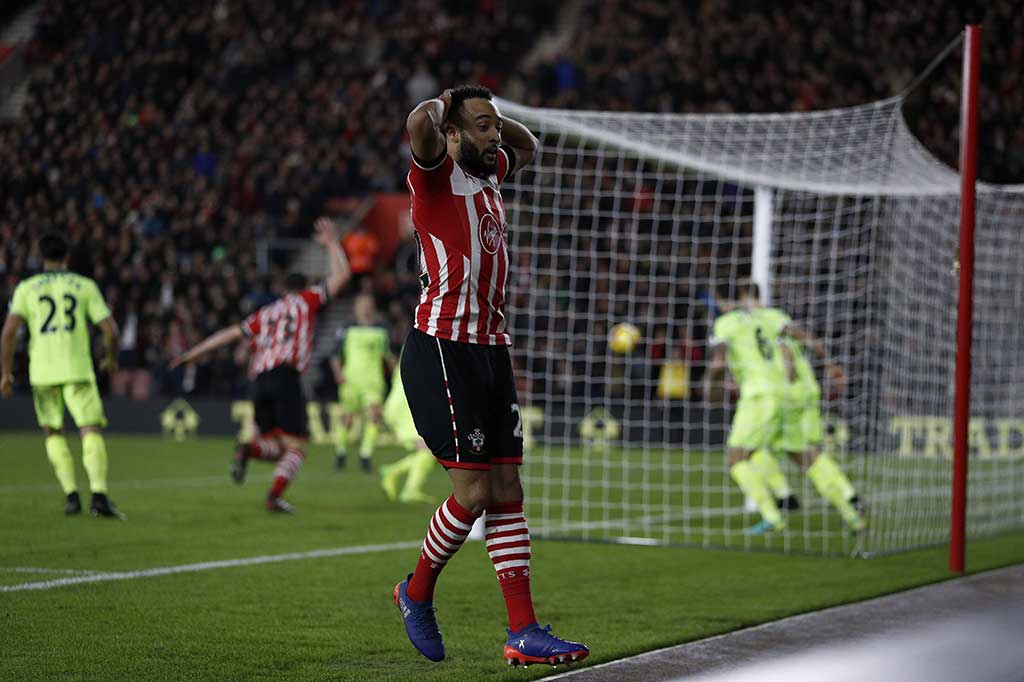 Soton berpeluang menambah keunggulan namun tembakan Redmond mampu dihalau Dejan Lovren. AFP