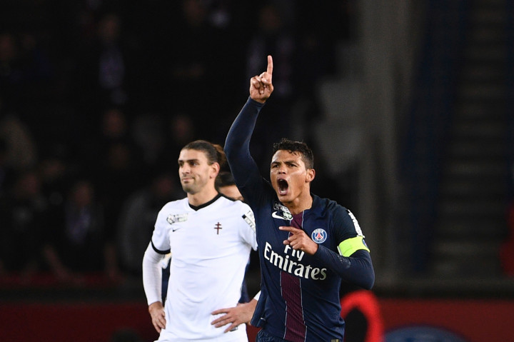 Kapten Paris Saint Germain Thiago Silva membuka keunggulan timnya pada menit ke-27 lewat sundulan menyambut tendangan sudut Angel Di Maria.