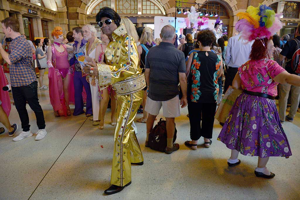 Gaya penggemar berdandan mirip 'Elvis Presley' saat menunggu kereta api.