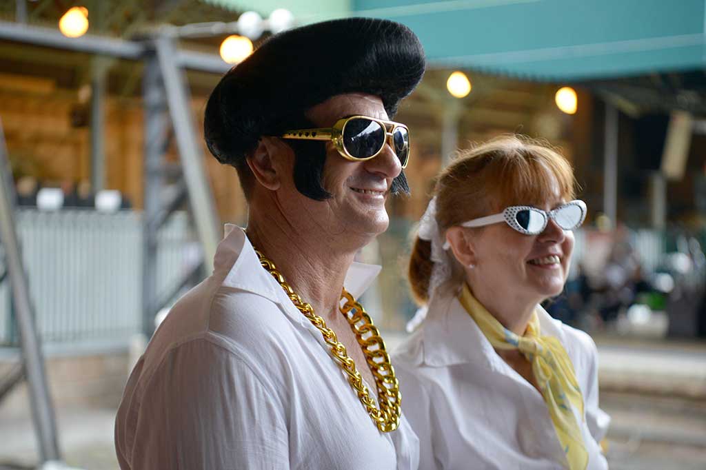 Gaya penggemar berdandan mirip 'Elvis Presley' saat menunggu kereta api.