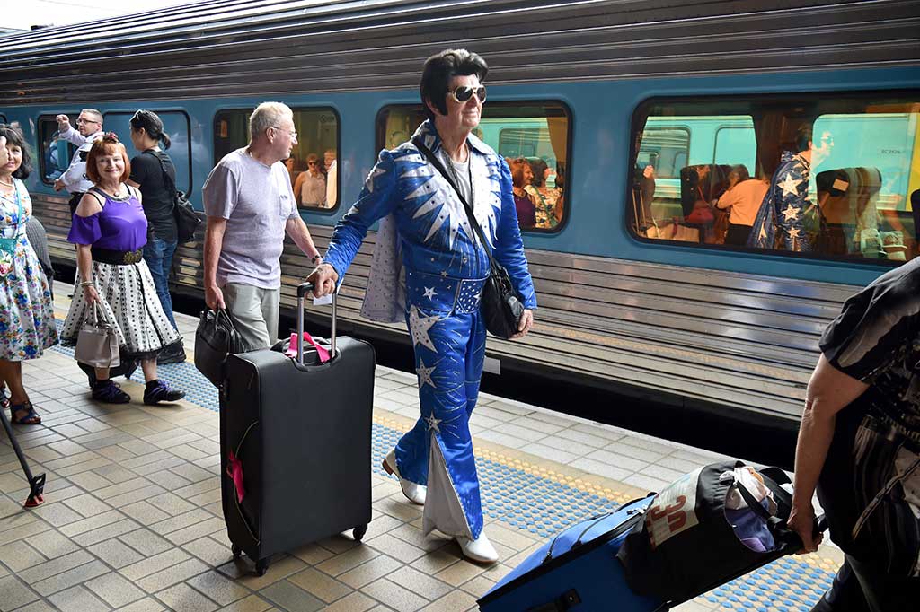 Para penggemar Elvis Presley bersiap memasuki kereta api yang akan membawa mereka menuju Kota Parkes.