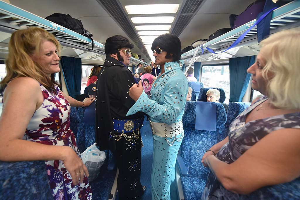 Penampilan para 'Elvis Presley' di dalam kereta api.