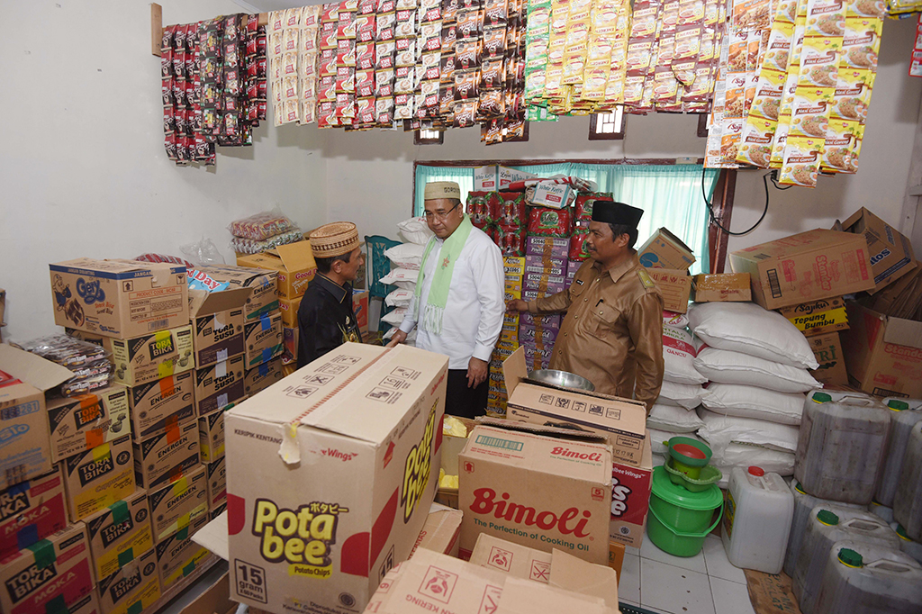 Menteri Desa, Pembangunan Daerah Tertinggal dan Transmigrasi Eko Putro Sandjojo (tengah) didampingi Bupati Gorontalo Nelson Pomalingo (kiri) dan Kepala Desa Luwoo Junus Hako meninjau gudang milik Badan Usaha Milik Desa (BUMDes) Tummulo di Desa Lowoo, Kecamatan Talaga Jaya, Gorontalo.