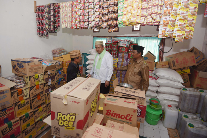 Menteri Desa, Pembangunan Daerah Tertinggal dan Transmigrasi Eko Putro Sandjojo (tengah) didampingi Bupati Gorontalo Nelson Pomalingo (kiri) dan Kepala Desa Luwoo Junus Hako meninjau gudang milik Badan Usaha Milik Desa (BUMDes) Tummulo di Desa Lowoo, Kecamatan Talaga Jaya, Gorontalo.