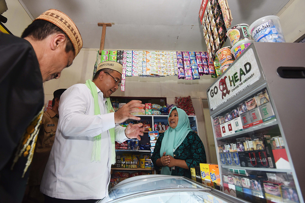 Menteri Desa, Pembangunan Daerah Tertinggal dan Transmigrasi Eko Putro Sandjojo (kedua kiri) berbincang dengan pegawai Badan Usaha Milik Desa (BUMDes) Tummulo di Desa Lowoo, Kecamatan Talaga Jaya, Gorontalo.