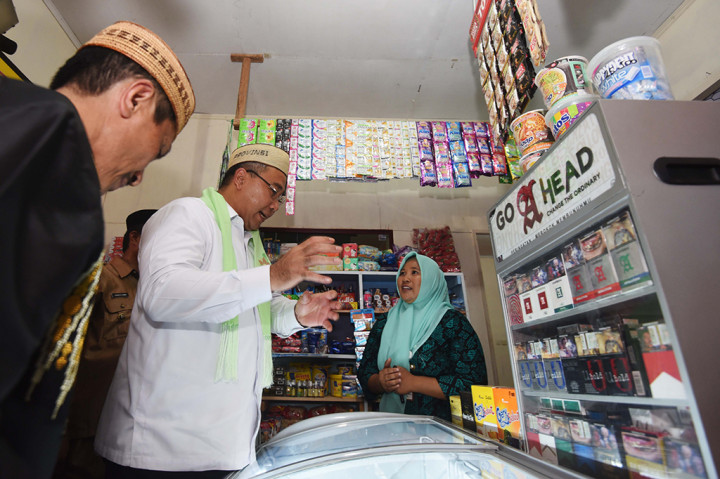 Menteri Desa, Pembangunan Daerah Tertinggal dan Transmigrasi Eko Putro Sandjojo (kedua kiri) berbincang dengan pegawai Badan Usaha Milik Desa (BUMDes) Tummulo di Desa Lowoo, Kecamatan Talaga Jaya, Gorontalo.