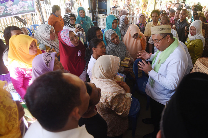 Menteri Desa, Pembangunan Daerah Tertinggal dan Transmigrasi Eko Putro Sandjojo (kanan) berbincang dengan masyarakat usai meninjau Badan Usaha Milik Desa (BUMDes) Tummulo di Desa Lowoo, Kecamatan Talaga Jaya, Gorontalo.