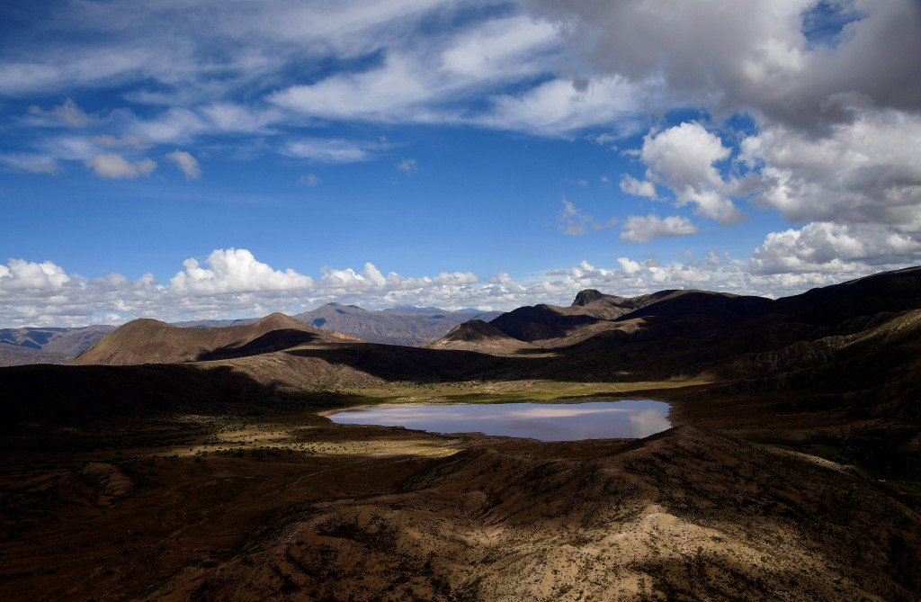 Danau di puncak dataran tinggi pegunungan Andes. Pemandangan yang indah ini menjadi hiburan bagi pereli ketika menempuh etape 8 dari Uyuni, Bolivia ke Salta, Argentina.