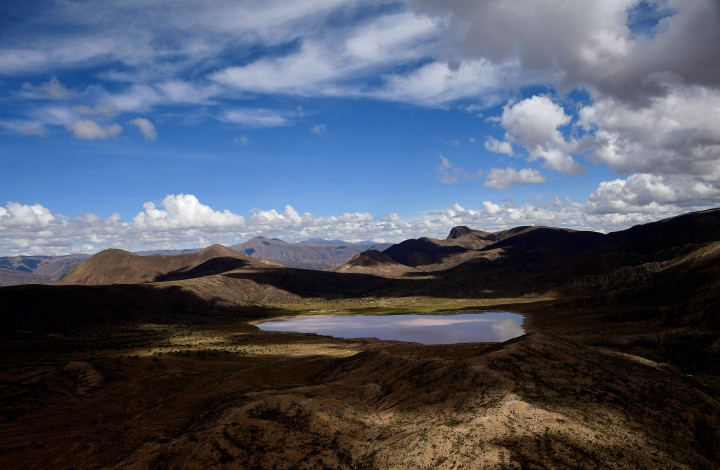 Danau di puncak dataran tinggi pegunungan Andes. Pemandangan yang indah ini menjadi hiburan bagi pereli ketika menempuh etape 8 dari Uyuni, Bolivia ke Salta, Argentina.