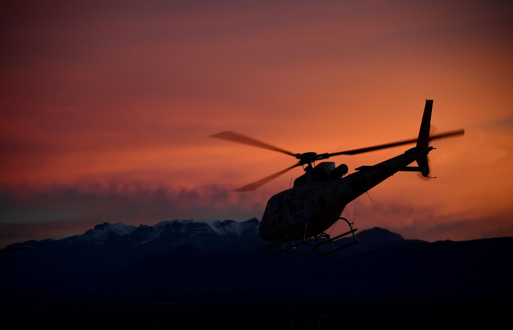 Helikopter menerbangkan direktur Reli Dakar 2017, Etienne Lavigne, meninjau kondisi rute pengganti sebagian etape 9 yang dibatalkan.