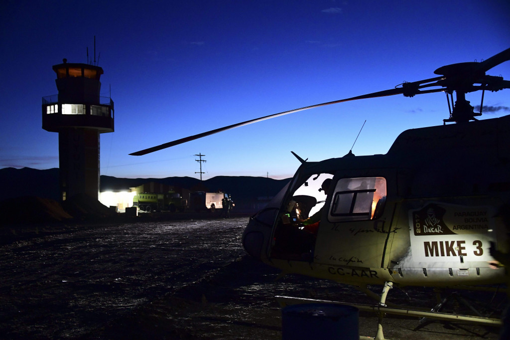 Panitia mempersiapkan helikopter untuk memantau kondisi rute alternatif yang sedang disiapkan. 