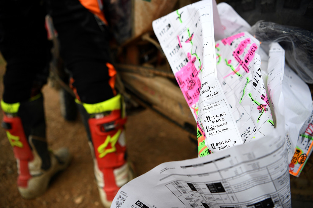 Lembaran buku kontrol pereli saat menempuh etape 8 antara Uyuni, Bolivia dengan Salta, Argentina. Sehari sebelumnya para pereli menempuh rute yang berada di dataran tinggi pegunungan Andes tersebut.