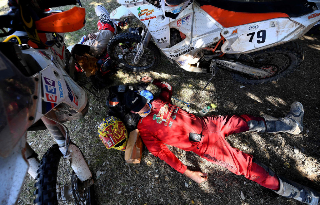 Tod Smith (Australia) tidur bersama KTM pacuannya di penampuan sementara di Chilecito, Argentina. Badai dan longsor memakan dua korban jiwa dan seribuan warga diungsikan. 