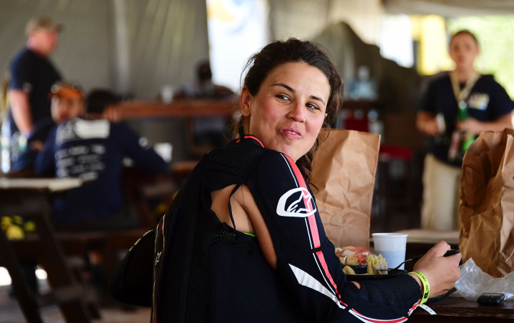 Laia Sanz (Spanyol) menikmati makan siang bersama para pereli lain. Laia Sanz adalah satu dari sedikit pereli wanita -terutama kategori sepeda motor- dalam sejarah reli maraton ini sejak bernama Reli Paris-Dakar.