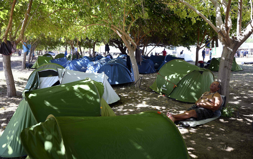 Seorang mekanik bertelanjang dada tidur di bawah pohon. Panita menyediakan tenda sebagai tempat istirahat, tetapi tingginya kelembapan udara membuat banyak yang lebih memilih tidur di luar. 